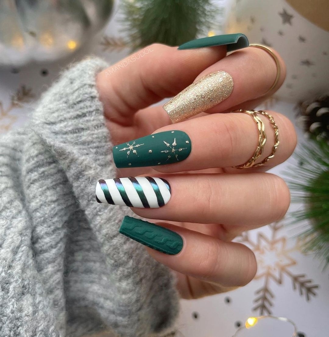 11. Christmas green Nails color combination