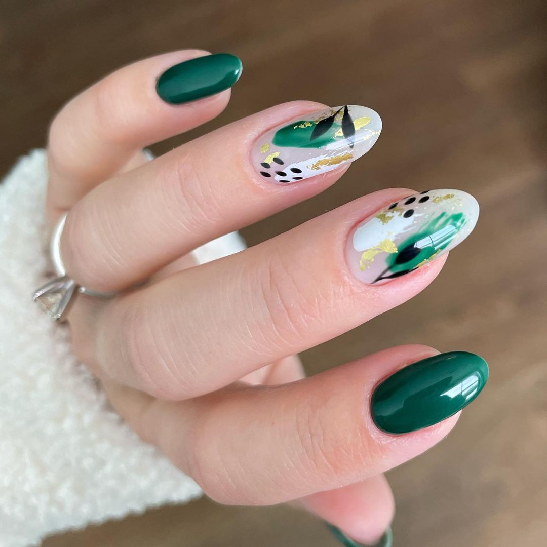 12. The perfect Christmas green nail design