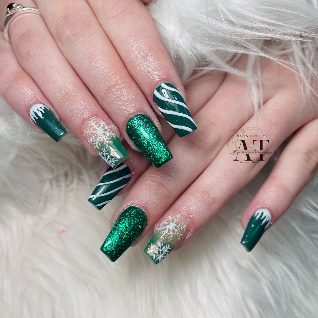 16. 𝐅𝐨𝐫𝐞𝐬𝐭 𝐆𝐫𝐞𝐞𝐧 𝐂𝐡𝐫𝐢𝐬𝐭𝐦𝐚𝐬 nail design