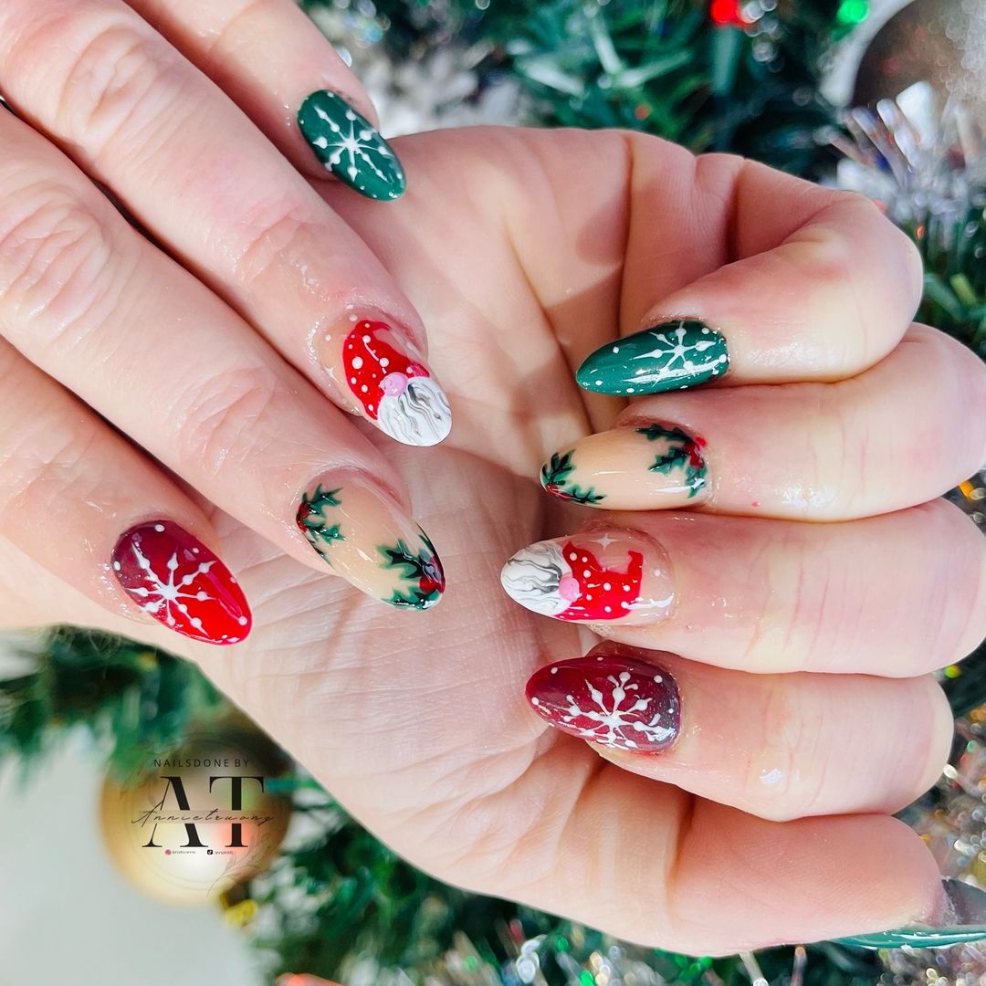 18. dark green christmas theme nail design