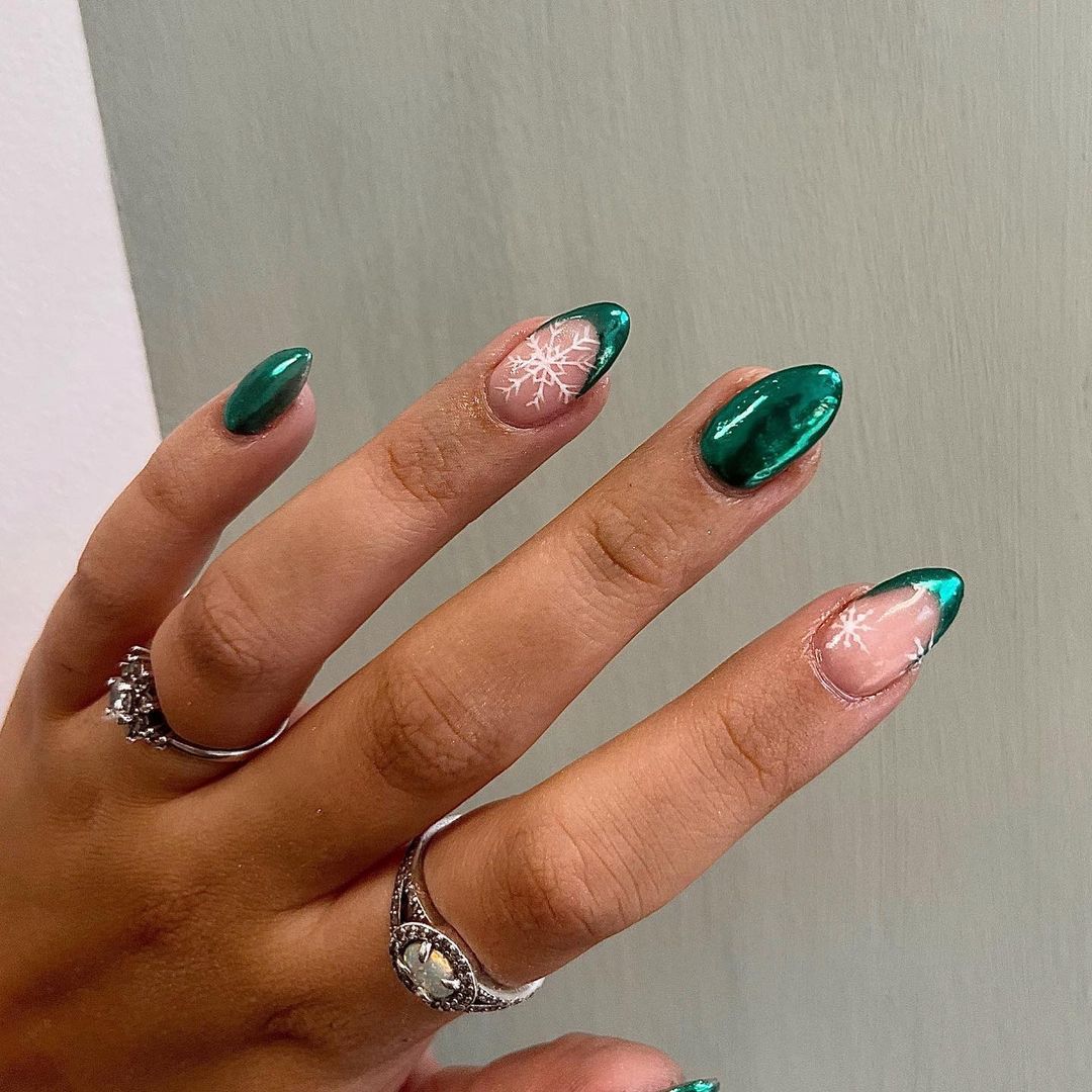 2. GREEN CHROME CHRISTMAS NAILS